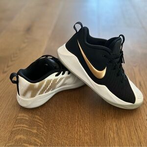 Youth 5.5 Nike Team Hustle Quick 2 Basketball Shoes Black White and Gold